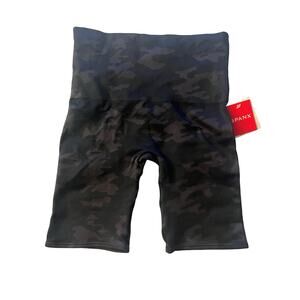 NWT Spanx Lamn black camo bike shorts size small